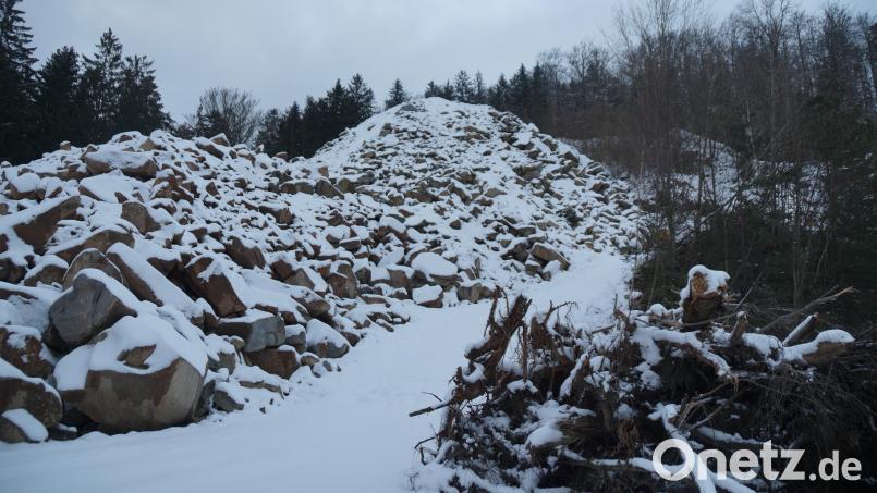 Die Granitblöcke von zwei riesigen Gesteinshalden im Steinbruch werden von zwei mobilen Brecheranlagen zerkleinert und von der Firma Freihölser Sand GmbH abtransportiert. Bild: wel