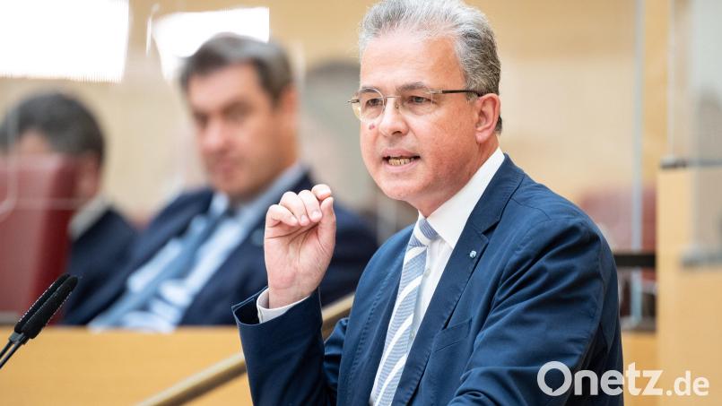 Der Fraktionsvorsitzende der Freien Wähler im bayerischen Landtag, Florian Streibl, spricht im Juli während einer Plenarsitzung. Archivbild: Matthias Balk