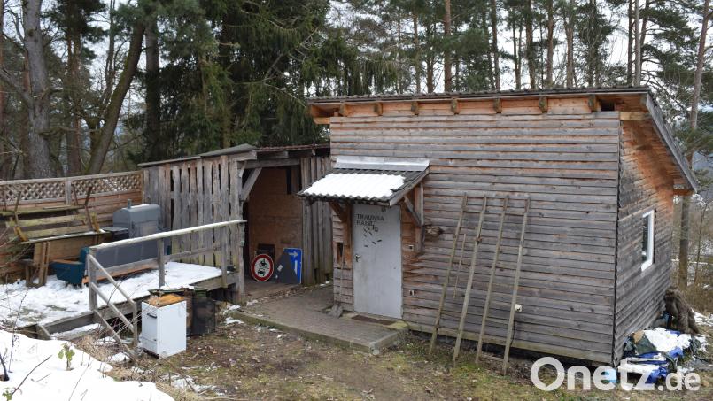 Die Tage des "Traunser Haisl" sind gezählt. Nach Beschwerden aus der Nachbarschaft reißen die Jugendlichen ihren Treffpunkt ab. Bild: bnr