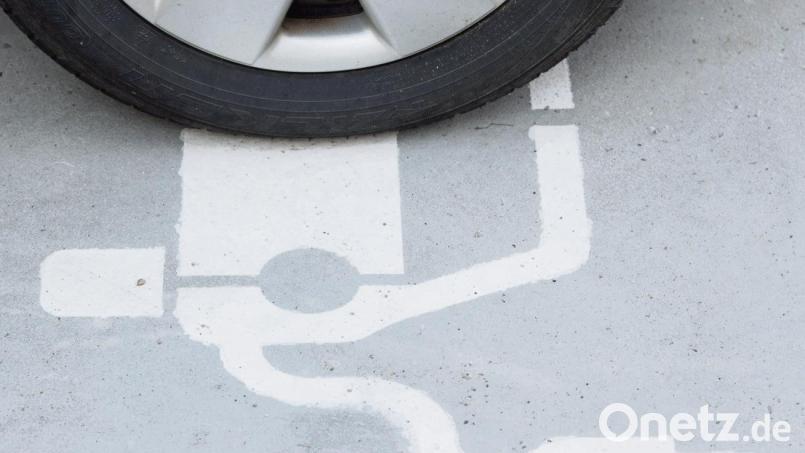 Langsames Laden schont den Akku eines Elektroautos. Symbolbild:  Sebastian Kahnert/dpa
