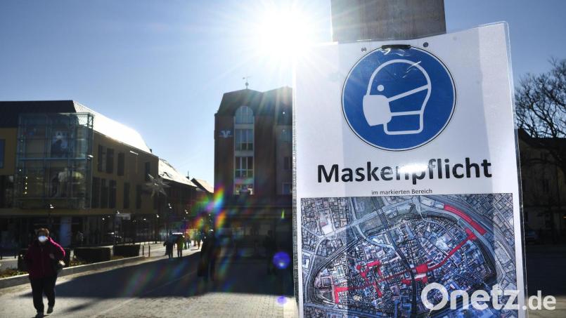 Mit Schildern machte die Stadt Amberg wie hier an der Bahnhofstraße auf die Maskenpflicht aufmerksam, die bis Mai vergangenen Jahres auch am Malteserplatz galt. Archivbild: Petra Hartl