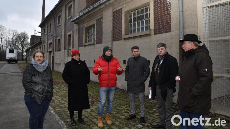 Die SPD-Fraktion traf sich in der Leopoldkaserne; Thema war deren Nach- bzw. Zwischennutzung. Zu Gast war auch Karlheinz Brandelik von der Wirtschaftsförderung Amberg (Zweiter von rechts). Bild: Petra Hartl