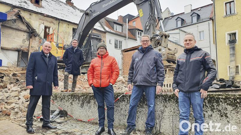 Das Haus am Färbergraben vis-à-vis der Winkelmühle wird gerade dem Erdboden gleichgemacht. Darüber freuen sich (von links) Oberbürgermeister Oliver Weigel, Stewog-Geschäftsführer Mario Wuttke, der einstige Besitzer Gerald Vornberger, Projektleiter Alexander Rieß und Daniel Pabel von der Erd- und Tiefbau GmbH Ebersbach. Bild: Biczysko/fph