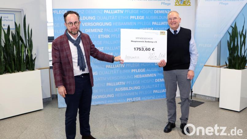 Amtsleiter Achim Uhl übergibt den Spendenscheck an Georg Franz Fröhler, den Vorsitzenden des Hospizvereins Amberg. Bild: Stephanie Gräß