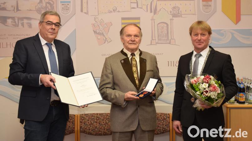 Für sein ehrenamtliches Engagement und seine 40-jährige Tätigkeit als Wetterbeobachter wurde Hermann Haas mit der Bundesverdienstmedaille ausgezeichnet. Zur Ehrung gratulierten Detlef Aßmann (links), Leiter der Regionalen Messnetzgruppe des DWD, und Bürgermeister Markus Schiesl (rechts). Bild: bnr
