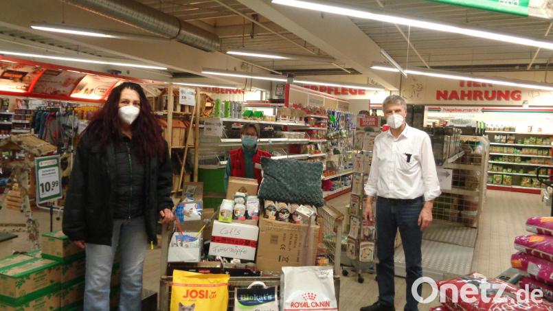 Daniela Riedl vom Tierheim Tirschenreuth (links) freute sich über die Spende der Hagebaumarkt-Kunden im Gesamtwert von 3000 Euro, die Marktleiter Werner Bergler und seine Mitarbeiterin Erika Selecke an sie überreichten. Bild: Hagebaumarkt/exb