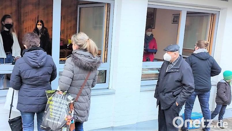 Der Kuchenverkauf erfolgte über die Fenster zum Ausgang der Veranstaltung. So konnten sich auch Besucher mit Kuchen eindecken, die nur Leckereien zum Sonntagskaffee abholen wollten. Bild: wlr