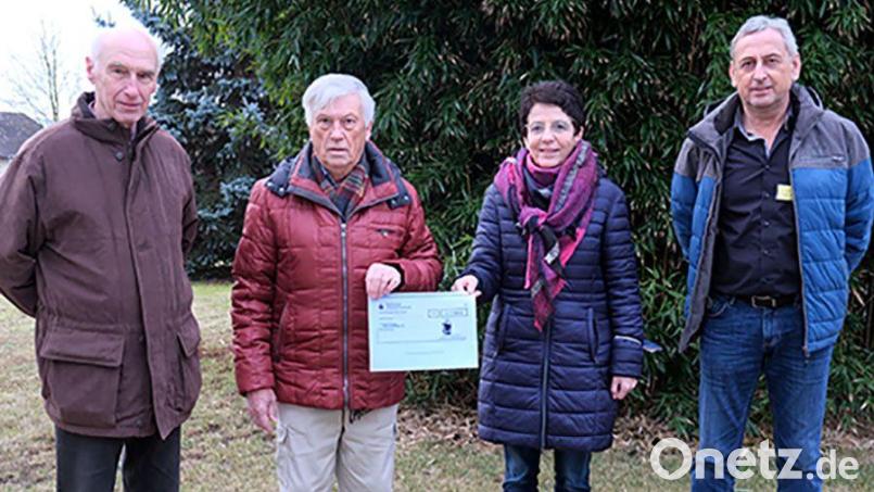 Kassier Diethard Glase und Vorsitzender Rainer Hack von den Amberger Eisenbahnfreunden übergaben eine Spende an Flika-Vorsitzende Margit Meier, im Beisein von Flika-Kassier Oskar Schmidt. Bild: Klinikum/Uschold/exb