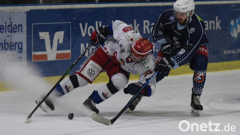 Die Blue Devils Weiden (rechts Mirko Schreyer) müssen das dritte Wochenende in Folge pausieren. Nach der Partie am Freitag in Rosenheim wurde auch das Heimspiel am Sonntag gegen Passau abgesagt. Archivbild: gb