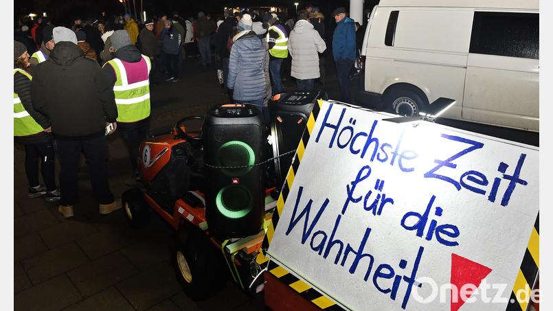 Impfgegner treffen sich in Amberg zu einer angemeldeten Demonstration. Bild: Petra Hartl