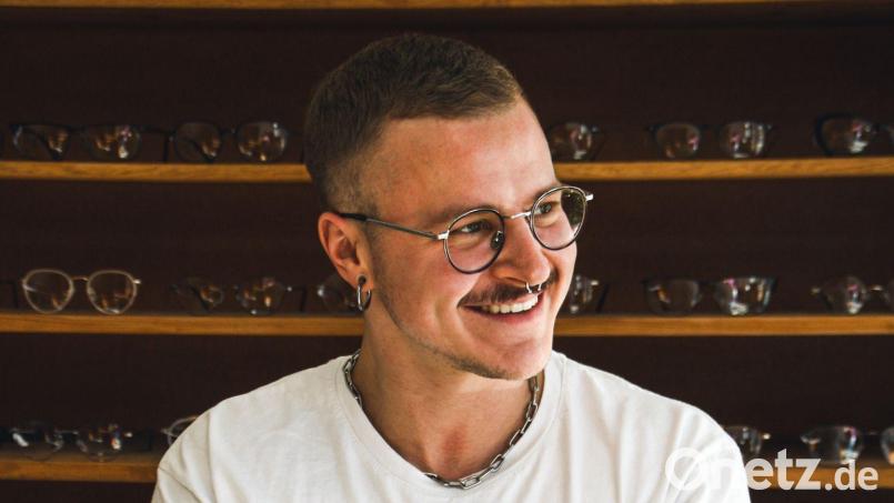 Adrian Gräbner redet im Podcast-Studio von Oberpfalz-Medien über sein Lebens als (Trans-)Mann. Mit dabei als Moderatorinnen sind Wiebke Elges und Celina Rieß. Bild: Jana Linß