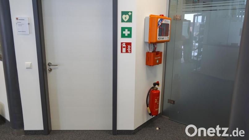 Im Eingangsbereich des Rathauses ist der "Defi" platziert. Allerdings ist er hier nur während der Öffnungszeiten der Verwaltung zugänglich. Ein Umstand, den Gemeinderat Florian Hösl bemängelte. Bild: bkr