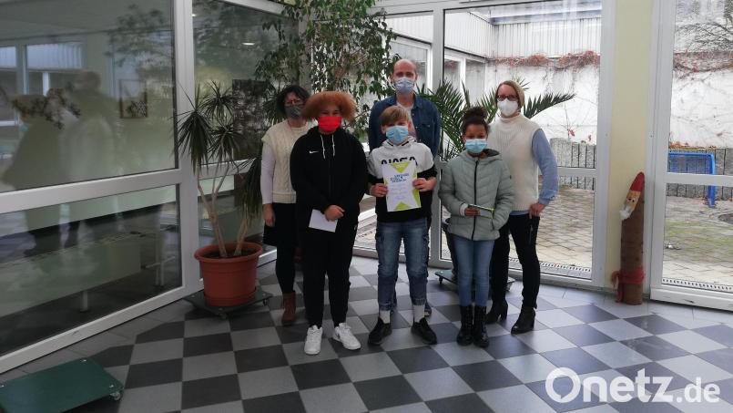 Rektorin Christine Wiesend (hinten rechts) bedankte sich bei den beiden Juroren Carola Reger und Christian Beck (hinten von links) und gratulierte den Vorlesern Thalia Mbite, Luca Schönfelder und Ida Hörl (vorne von rechts. Bild: jzk