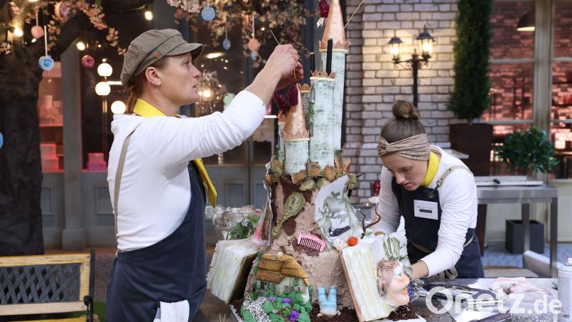 Die Schwandorferin Carolin Brunner (rechts) und ihre norddeutsche Partnerin Tina Herzog (links) errichteten im Verlauf von acht Stunden ein phantastisches Kuchenschloss für Schneewittchen. Die Jury der RTL-Show &quot;Master of Sweets&quot; war davon begeistert. Bild: RTL / Frank W. Hempel