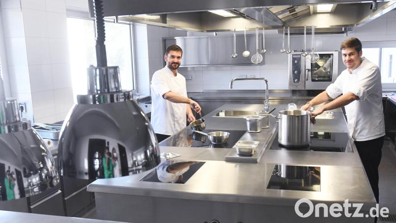 Koch Adrian Kuhlemann (rechts) freut sich über die Erwähnung im Online-Magazin des Guide Michelin. Archivbild: Gabi Schönberger