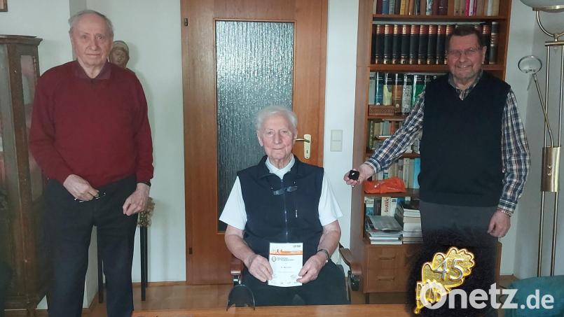 Für die 45-malige Erfüllung des Sportabzeichens hat Dr. Max Kunz eine Urkunde entgegengenommen. Bild: eku