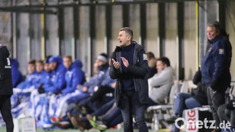 Michael Köllner feuert sein Team an. Die Aufgabe übernahm der Oberpfälzer Trainer, wenn schon keine Sechziger-Fans im Stadion waren. Bild: Ulrich Wagner