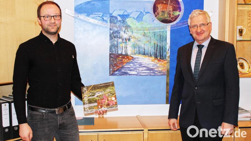 Als Jugendbeauftragter verabschiedete sich Martin Kastner (links) im Rathaus. Für die Zukunft wünschte ihm Bürgermeister Johannes Reger (rechts) alles Gute. Bild: njn