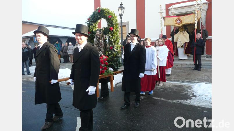 Auch das Ambiente passte: Der heilige Sebastian wurde von Männern im Frack, mit weißen Handschuhen und Zylinder durch den Ort getragen. Ob es dieses Ritual heuer geben wird, ist fraglich. Archivbild: amö