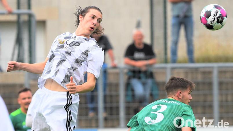 Erol Özbay (links) hat sich durch seine bisherigen Leistungen bei der SpVgg SV Weiden in den Fokus gespielt. Trainer Andreas Scheler rechnet aber nicht mit einem kurzfristigen Weggang des 18-Jährigen zu einem höherklassigen Klub. Archivbild: Büttner, Gerhard