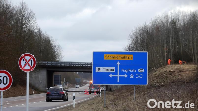 Im Bereich der Autobahnauffahrt Amberg-Süd bei Theuern laufen Rodungsarbeiten an der Staatsstraße 2165. Bild: Wolfgang Steinbacher