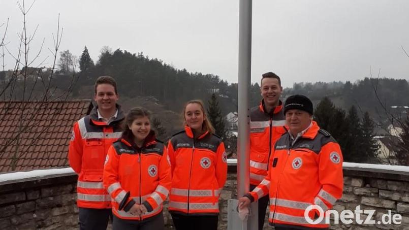 Die neuen Gruppenführer Martin Brandt (BRK-Bereitschaft Neustadt/WN), Hannah Suttner und Christine Greger (beide BRK-Bereitschaft Weiden) sowie Maximilian Fuchs (BRK-Bereitschaft Pressath), hier zusammen mit Gerd Kincl, Lehrgangsleiter und Ausbildungsbeauftragter der Bereitschaften im BRK-Kreisverband Weiden und Neustadt/WN (von links), freuen sich über den erfolgreich absolvierten Lehrgang. Bild: BRK/exb