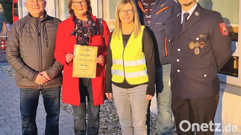 Wilhelm Weiß und Gabriela Bäumler (von links) von Pro Etzenricht e.V. überraschten die Verantwortlichen der Feuerwehr, Melanie Roith, Michael Roith und Allen Rush, mit einem Spendenscheck von 200 Euro. Bild: wlr