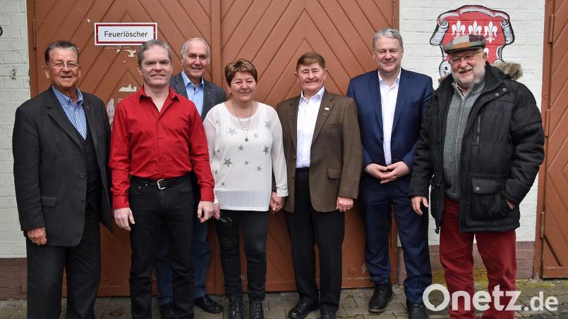 Gratulationscour für Franz Kick zum 85. Geburtstag mit (von links) Altlandrat Armin Nentwig, Knappnesia-Präsident Chris Kellner, Sparkassendirektor a. D. Walter Schlenk, Monika Kick, Jubilar Franz Kick, Landrat Richard Reisinger sowie Sepp Lösch von der TG Edelweiß als Vertreter der zahlreichen Gratulanten aus der Vereinswelt. Bild: Andreas Royer