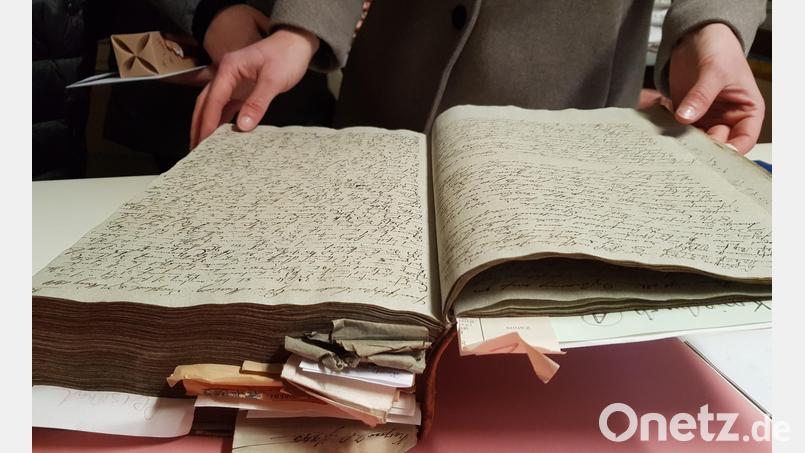Wertvolle Schriften und Bücher aus verschiedenen Jahrhunderten lagern im Seidel-Archiv. Der Ankauf des Inventars durch die Stadt Sulzbach-Rosenberg kann den kulturellen Schatz nun dauerhaft als Gesamtbestand sichern. Bild: Tobias Gräf