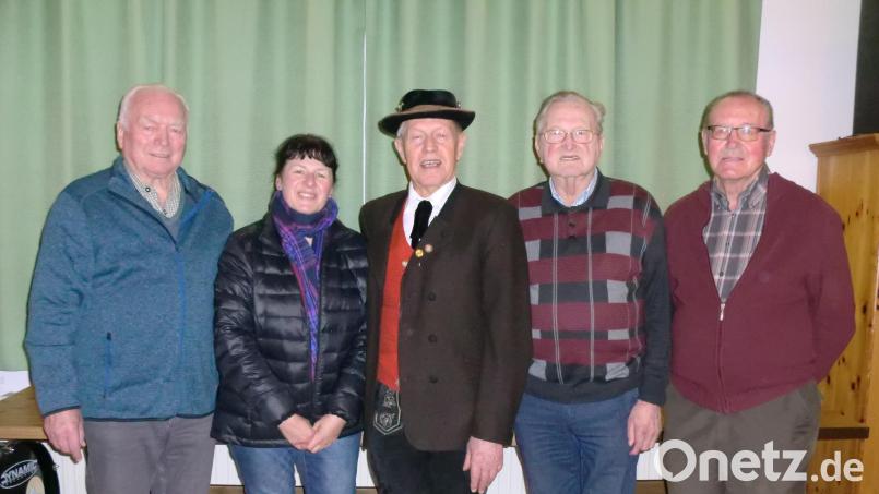 Vereinsnadel in Gold für 50 Jahre Mitgliedschaft beim Heimat- und Volkstumsverein Ehenbachtaler Schnaittenbach (von links): Ausschussmitglied Sepp Lang, Kassenverwalterin Maria Schwab, der geehrte Vorsitzende Erwin Meier, Vereinschronist Ewald Großmann und Zweiter Vorsitzender Hans Grieger. Bild: sh
