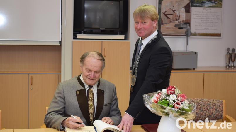 Mit dem Eintrag in das Goldene Buch der Gemeinde Altendorf wurde das besondere Ereignis für die Nachwelt festgehalten. Bild: bnr