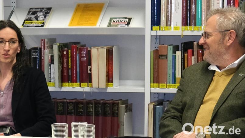 Oberbürgermeister Andreas Feller stellte mit Christin Präßler die neue Leiterin der Schwandorfer Stadtbibliothek vor. Bild: Hirsch