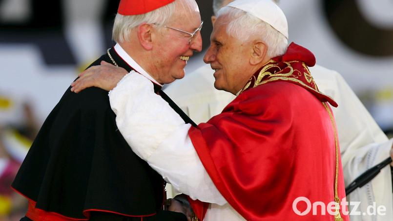 Papst Benedikt XVI. (r) umarmt den Kardinal und Erzbischof von München und Freising Friedrich Wetter. Foto: Matthias Schrader/dpa/Archivbild Bild: Matthias Schrader