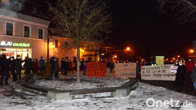 Rund 70 Personen haben an der Gegendemonstration von Impfbefürwortern am frühen Freitagabend auf dem Vohenstraußer Marktplatz teilgenommen. Bild: bey