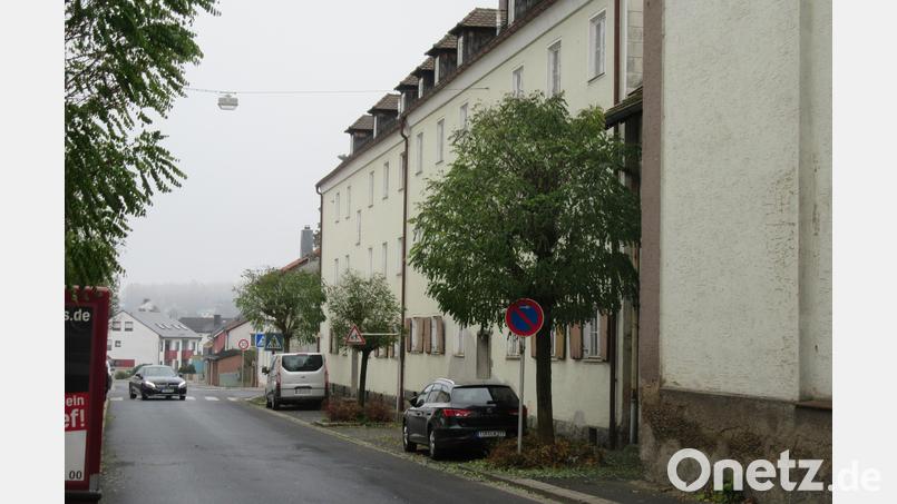 Eher trüb sind die Aussichten, was den Neubau des Wohnhauses an der Adalbert-Stifter-Straße betrifft. Zumindest soll das alte Gebäude, das schon seit einiger Zeit der Stadt Waldsassen gehört, bald abgerissen werden. Bild: kgg