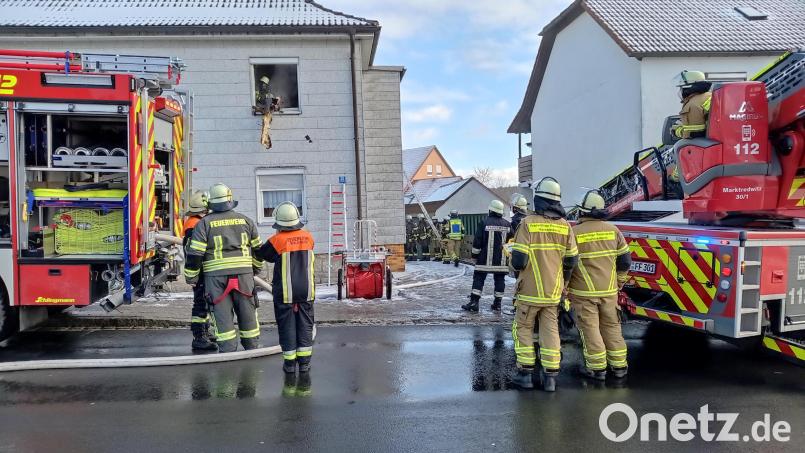Beträchtlicher Schaden entstand bei einem Wohnungsbrand in Waldershof. 25 Feuerwehrleute waren im Einsatz und hatten die Flammen rasch unter Kontrolle. Bild: fpoz