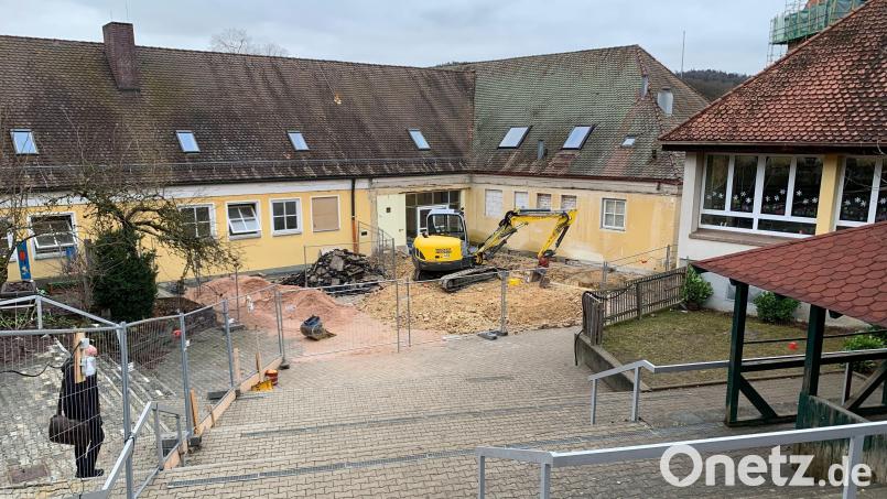Der bereits fertiggestellte Anbau an die Kastler Schulturnhalle ermöglicht einen barrierefreien Zugang (rechts). Bild: jp