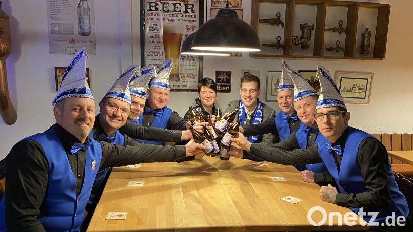 Die Faschingsveranstaltungen der Narrhalla fallen wie im Vorjahr fast alle dem Coronavirus zum Opfer. Nicht verzichten müssen die Hirschauer auf das Faschingsbier aus der Schloss-Brauerei. Mit diesem stießen bei einer Kostprobe an (von links): Christian Kellner, Sandro Gärtner, Christian Rath, Hofmarschall Martin Merkl, Präsidentin Regina Merkl, Brauerei-Chef Sebastian Dorfner, Markus Meier, Stefan Bauer und Mario Gärtner. Bild: u