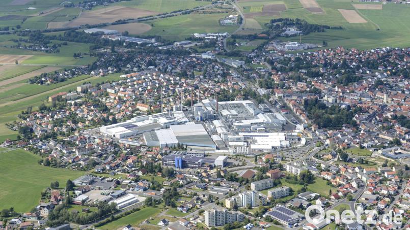 Nicht zu übersehen ist der große Komplex der Schott AG in Mitterteich. Die Investitionen gehen weiter Geplant sind ein großes Bürogebäude und an der Autobahn ein Logistikzentrum. Archivbild: mür