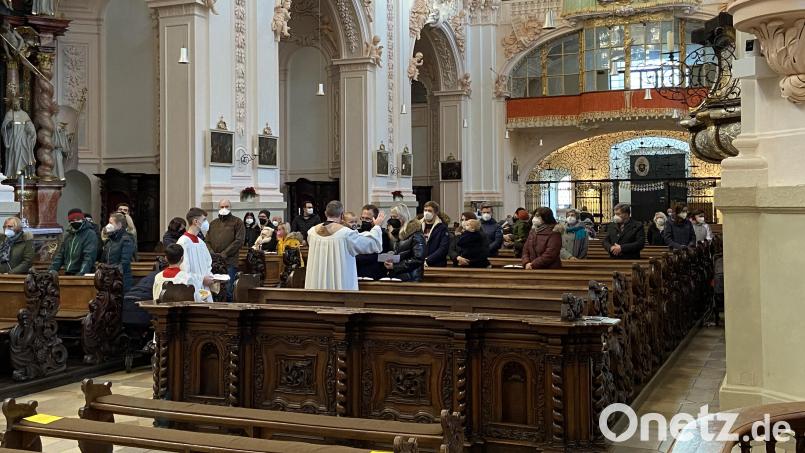 Beim Tauferinnerungsfest in der Basilika Waldsassen waren 13 Täuflinge mit ihren Eltern, Geschwisterkindern, Paten und Großeltern dabei. Stadtpfarrer Dr. Thomas Vogl segnete jeden Täufling einzeln. Bild: Markus Scharnagl/exb