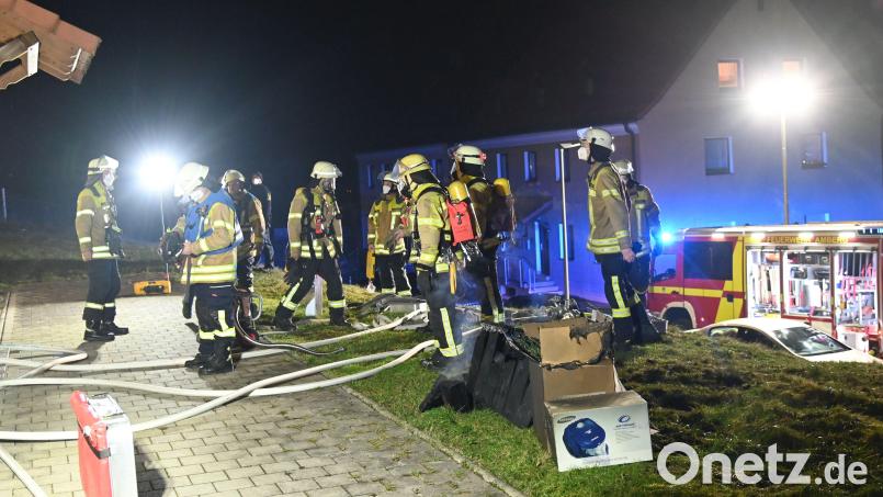 Mit rund 35 Einsatzkräften waren die Feuerwehren Amberg und Ammersricht zum Brand in die Hans-Böckler-Straße ausgerückt. Bild: gf