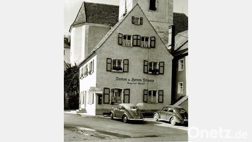 Der Friseursalon Merkl in den 1950er-Jahren: Damals fuhren wohl viele Kunden im VW-Käfer vor. Archivbild: wku