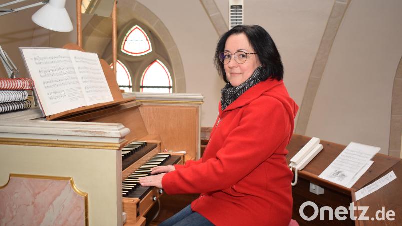 30 Jahre lang leitete und formte Antonia Kalb den Kirchenchor von Trausnitz und begleitete die Gottesdienst an der Orgel. Jetzt gibt sie den Taktstock aus der Hand. Bild: bnr