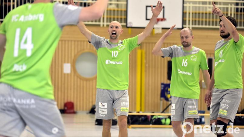 Der Amberger Zuspieler Philipp Heckmann bejubelt mit Diagonalspieler Milan Dornhöfer und Außenangreifer Lukas Neidl (hinten von links) und Kapitän Fabian Buck (vorne links) den 3:2-Sieg gegen Regenstauf im Hinspiel. Archivbild: Hubert Ziegler