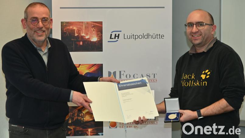 LH-Geschäftsführer Frank Schild (links) überreichte seinem Mitarbeiter Tobias Amberger (rechts) das Ehrenzeichen des Kuratoriums der Bayerischen Wirtschaft für vorbildlichen Einsatz um das Gemeinwohl. Bild: gf