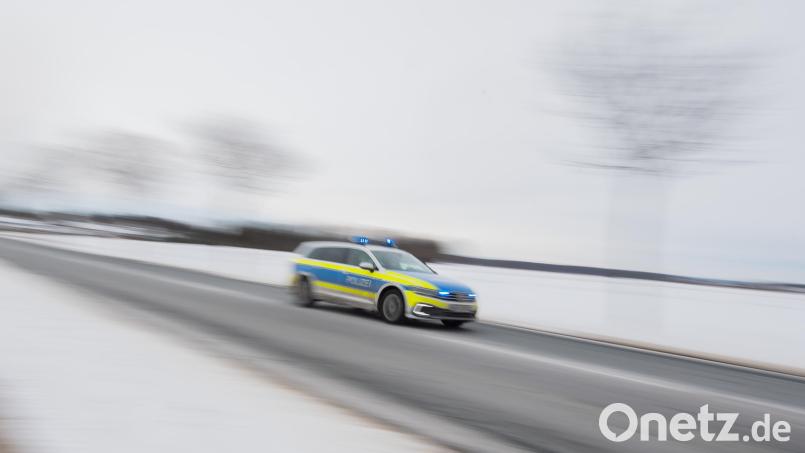 Nach einem Unfall Nähe des Hochfrankendreiecks hängt ein Lastwagen in der Leitplanke. Die Bergung wird noch mehrere Stunden dauern. Symbolbild: Julian Stratenschulte