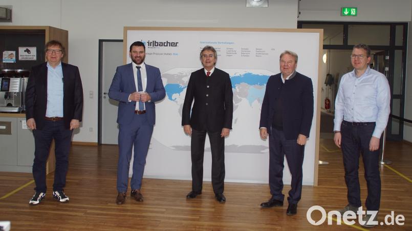 Regierungspräsident Axel Bartelt (Mitte) und Landrat Thomas Ebeling (Zweiter von links) wurden im Unternehmen "Irlbacher Blickpunkt Glas" von den Geschäftsführern Günther (links) und Stephan Irlbacher (rechts) sowie von Seniorchef Josef Irlbacher (Zweiter von rechts) empfangen. Bild: mmj