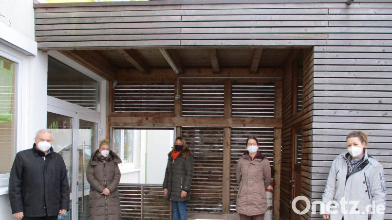 Bürgermeister Günter Kopp und Kindergartenleiterin Corinna Fröhler (von links) hießen Andrea Hofmann und Susanne Kesting (von rechts) im Mobile-Team willkommen. Sabine Baier (Mitte) wechselt von der Kinderkrippe in den Kindergarten. Bild: Gemeinde Kulmain/exb