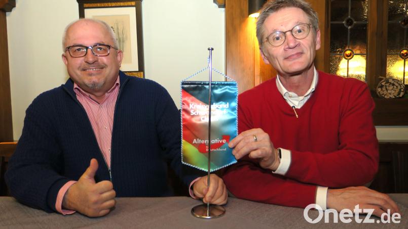 Die AfD-Kreisräte Reinhard Mixl (links) und Klaus Schuhmacher dürften ihren Spaß am Drama der Öko-Parteien haben. Die beiden zeichnen verantwortlich für die Anti-Impf-Demos in Schwandorf. Archivbild: Hirsch