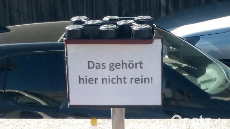 Deutlicher geht es nicht: An einem Gestell hat der Bauhof alles aufgereiht, was nicht in die Kompostgrube gehört. Bild: Manfred Ehrenthaler/exb